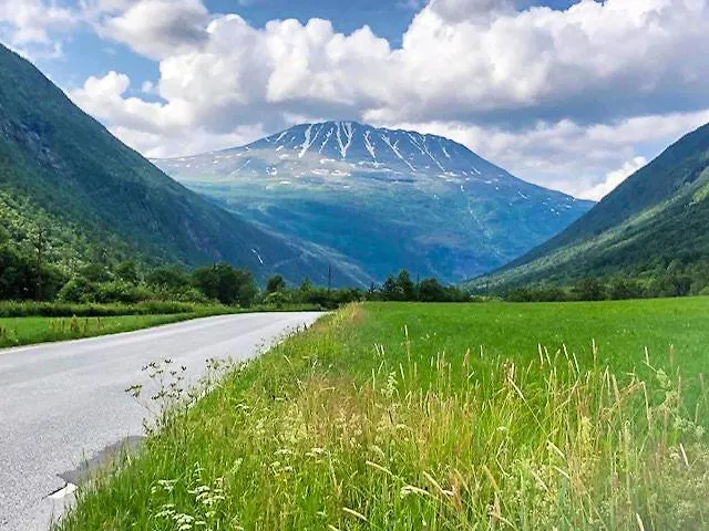 Feriehus Log With View Of Gaustatoppen Austbygdi